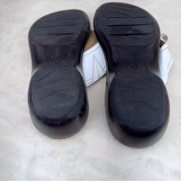 Clarks White Floral Thong Sandals Womens 9 M. In good used condition. - Picture 3 of 3